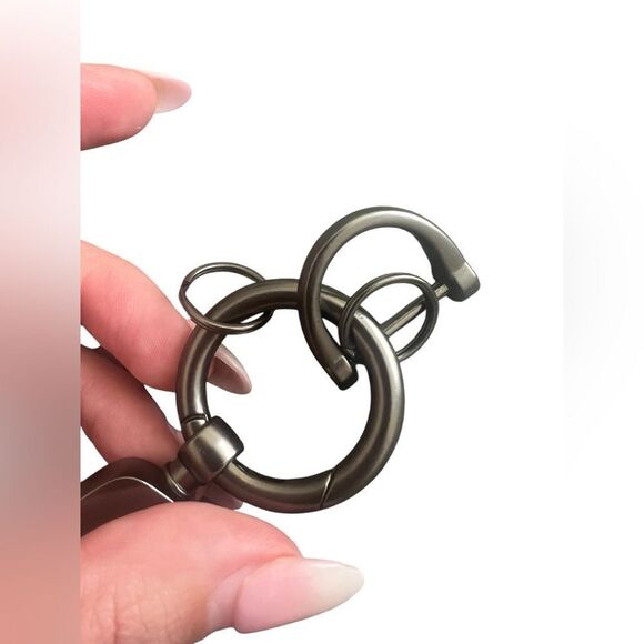 Elegant Gray Checkered Keychain - Picture 5 of 5